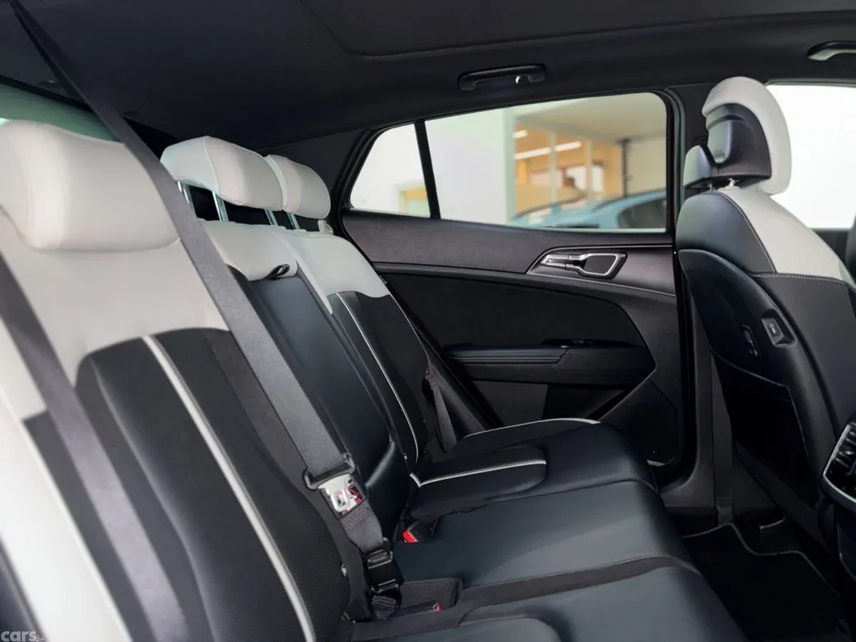 Kia Sportage MPV, Diesel Hybrid, 2026, Red