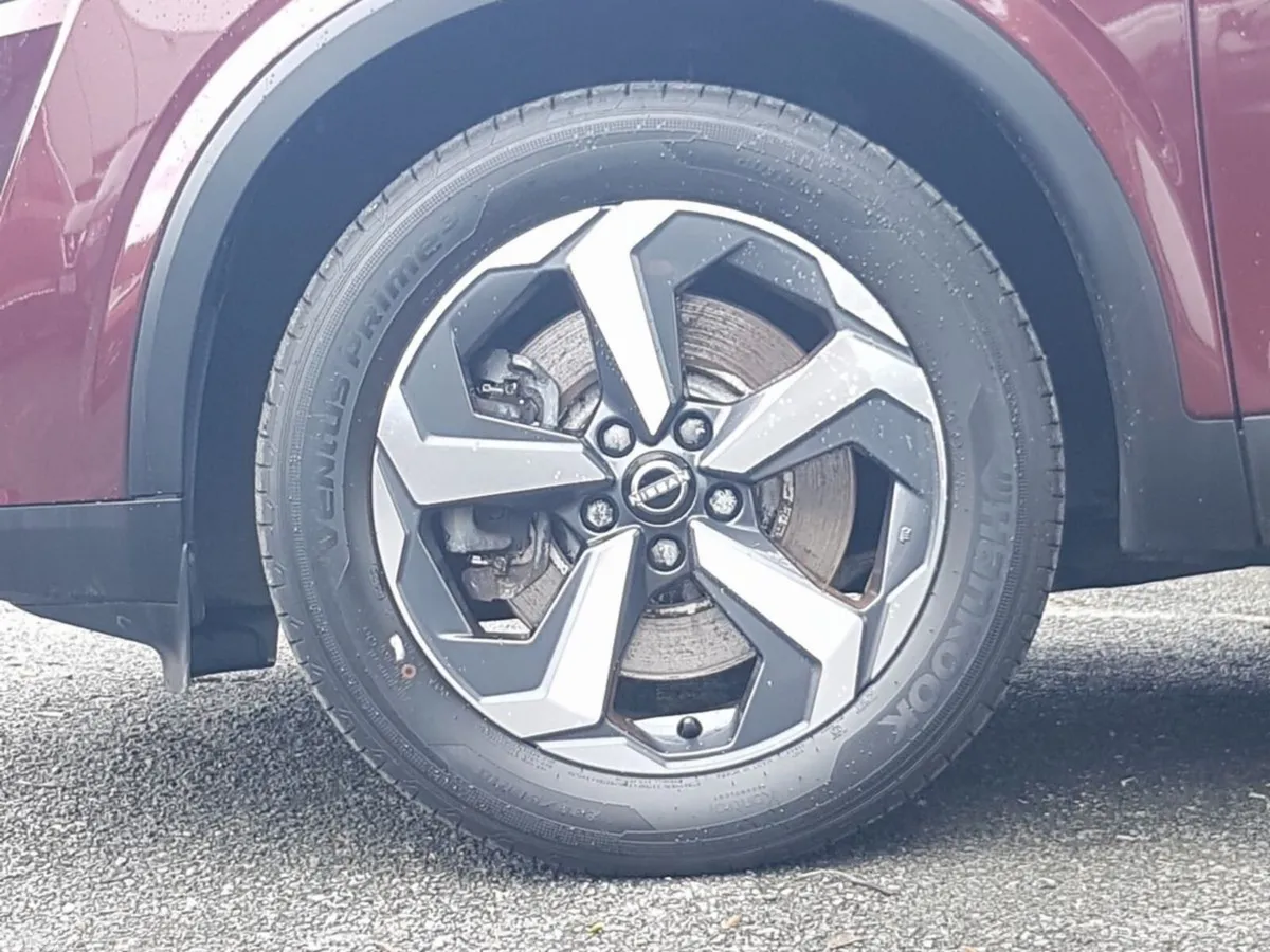Nissan Qashqai MPV, Petrol Hybrid, 2023, Red