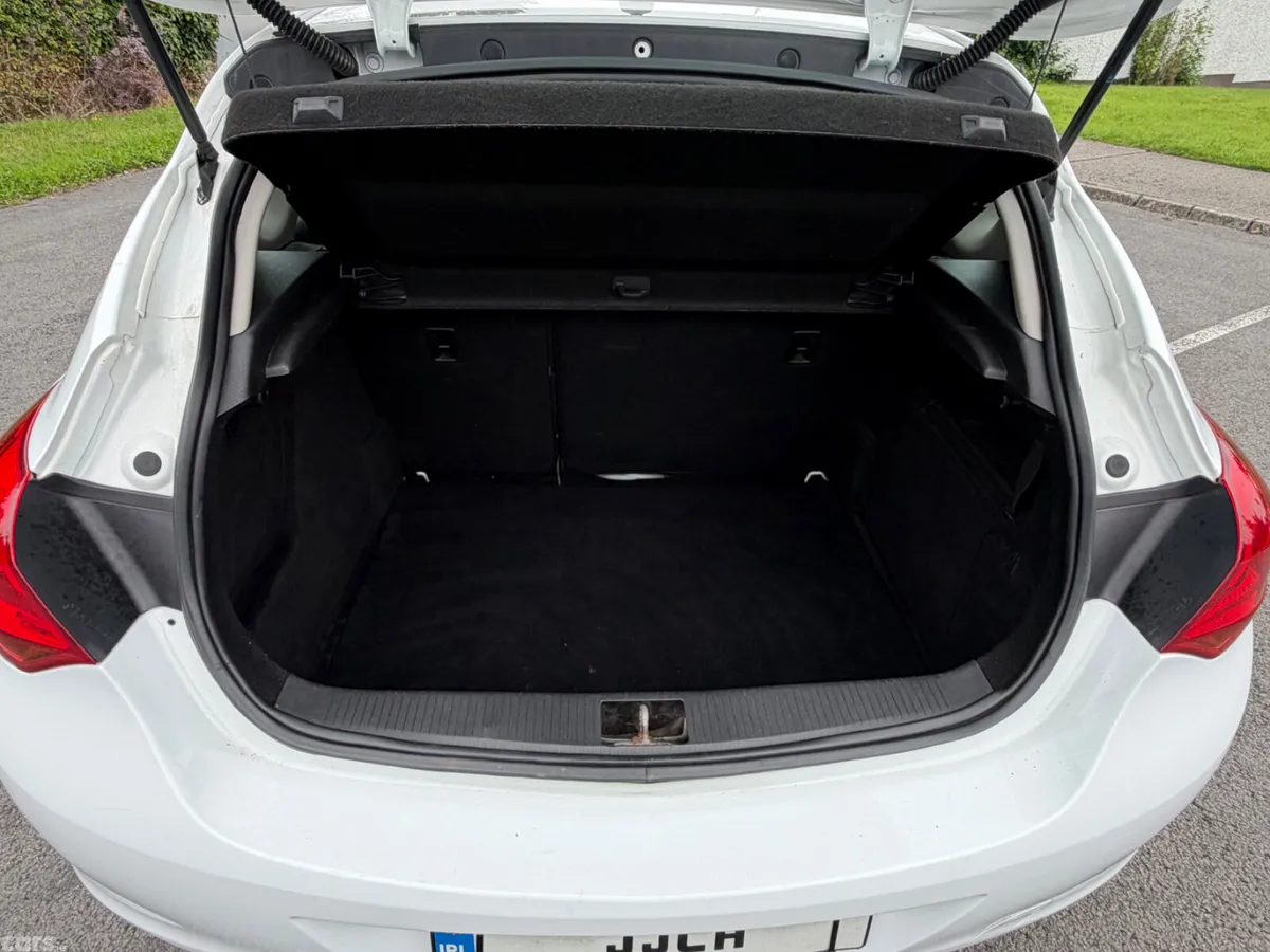 Vauxhall Astra Hatchback, Petrol, 2015, White