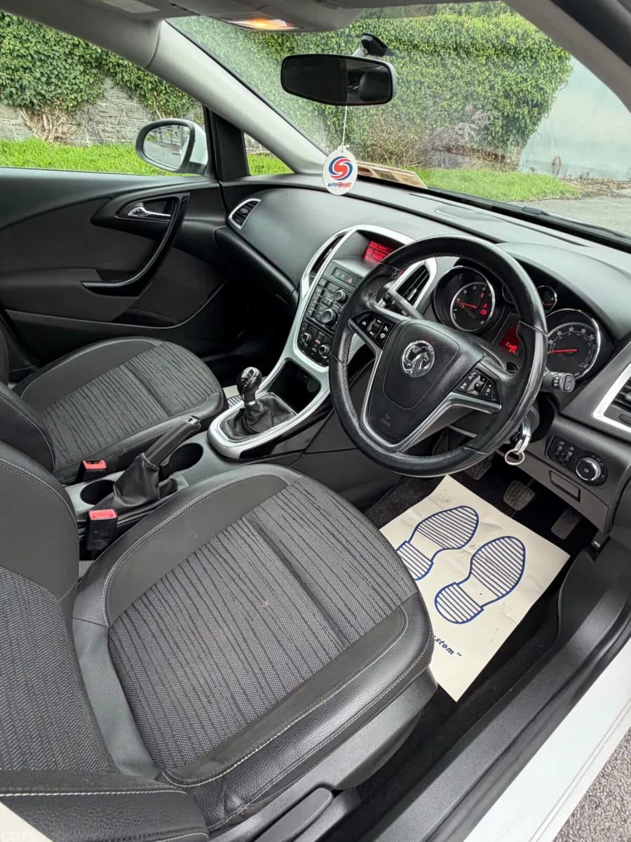 Vauxhall Astra Hatchback, Petrol, 2015, White
