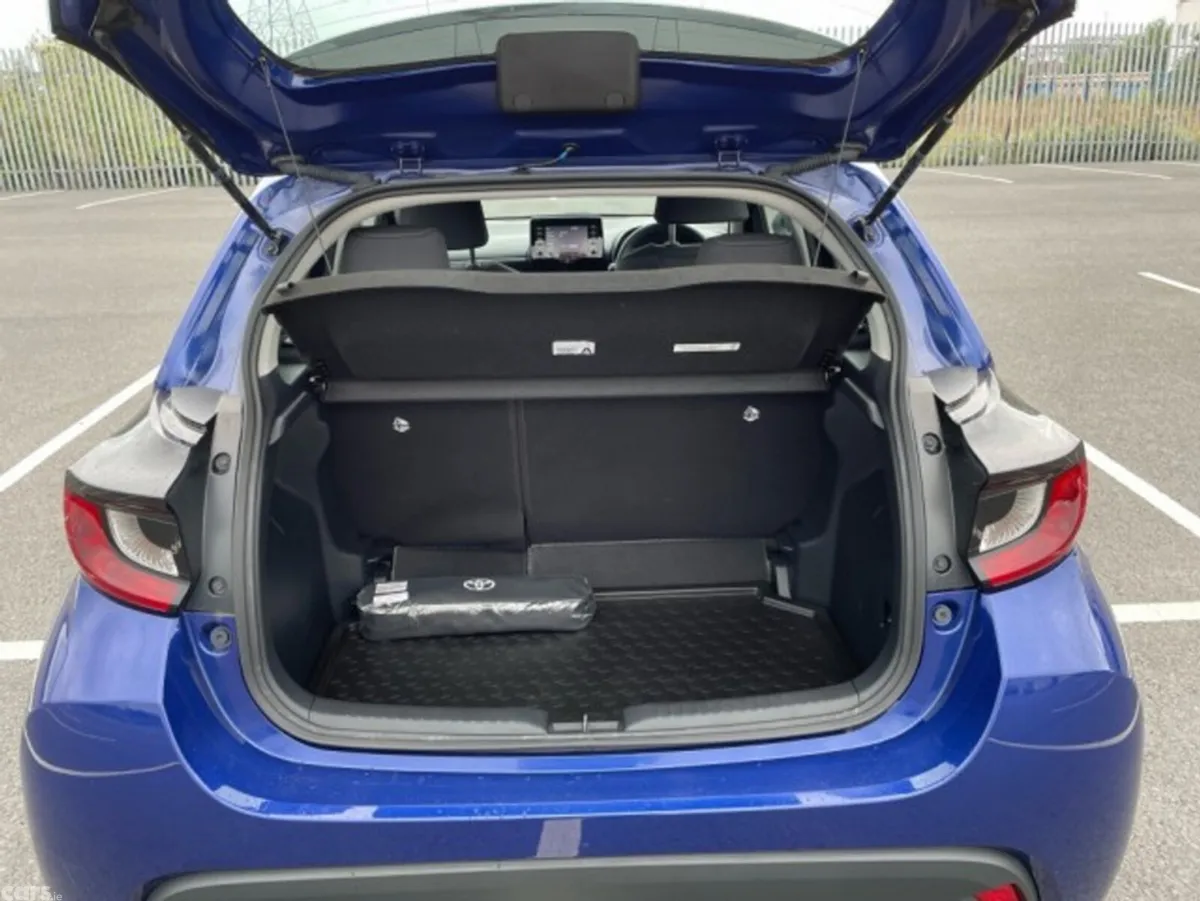 Toyota Yaris Hatchback, Petrol Hybrid, 2022, Blue