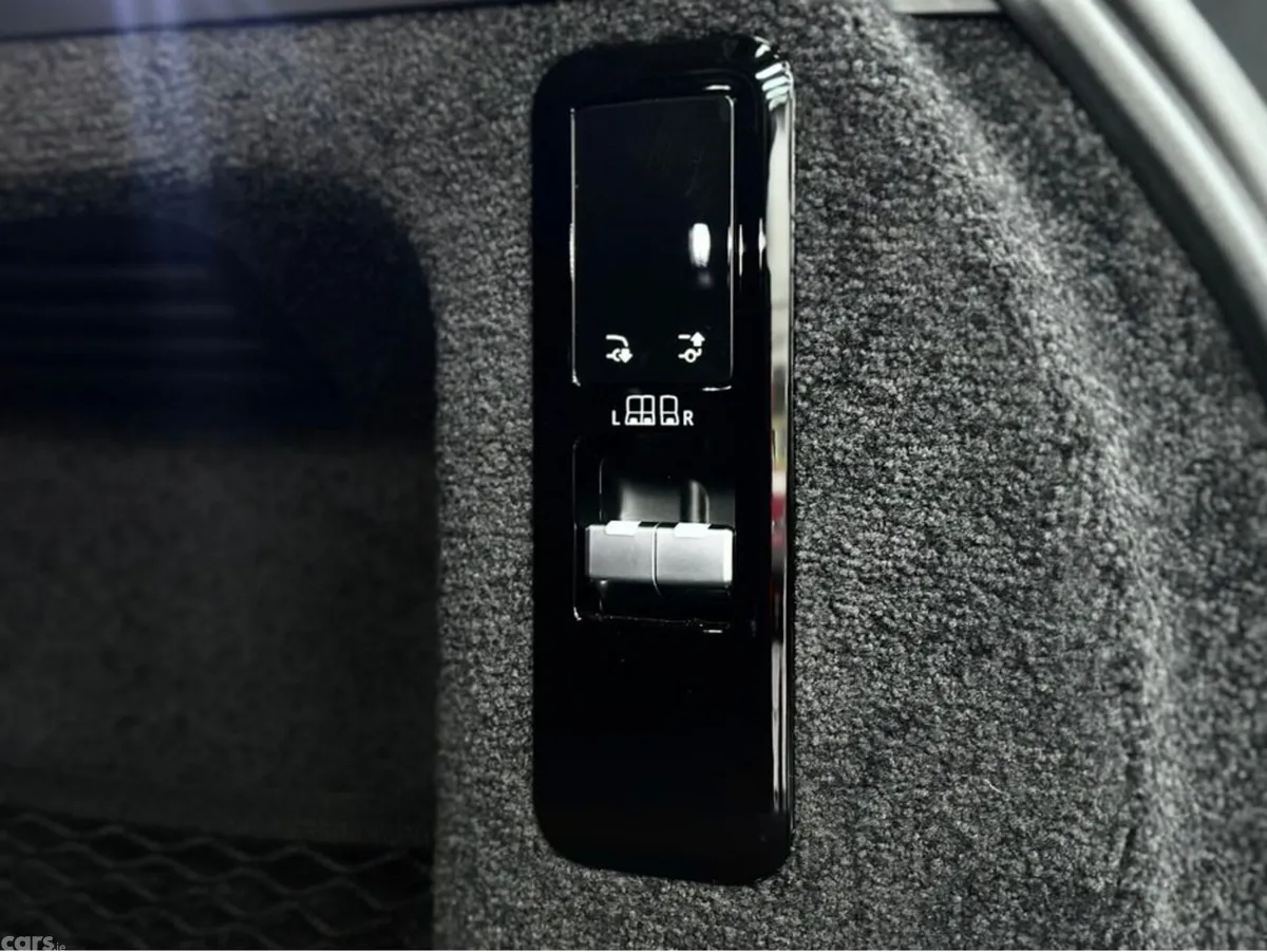 Land Rover Range Rover SUV, Petrol Plug-in Hybrid, 2023, Black