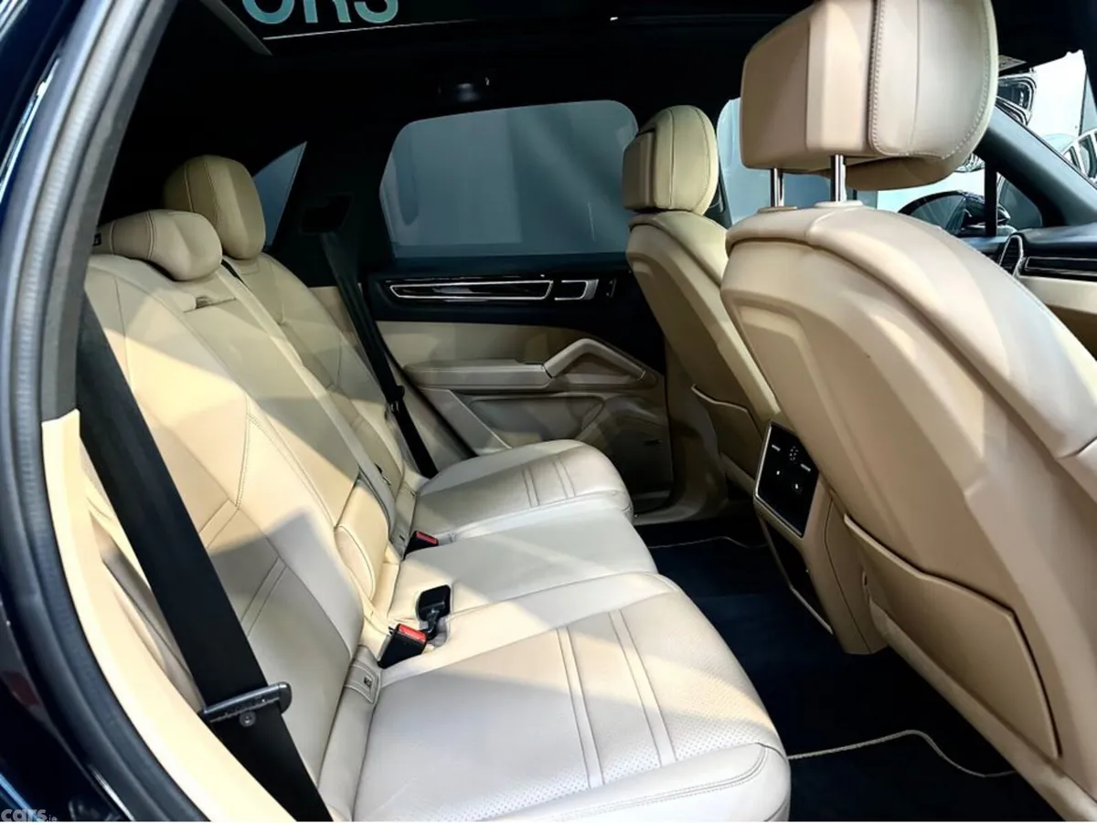 Porsche Cayenne SUV, Petrol Plug-in Hybrid, 2022, Blue
