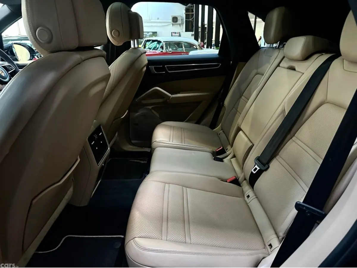 Porsche Cayenne SUV, Petrol Plug-in Hybrid, 2022, Blue