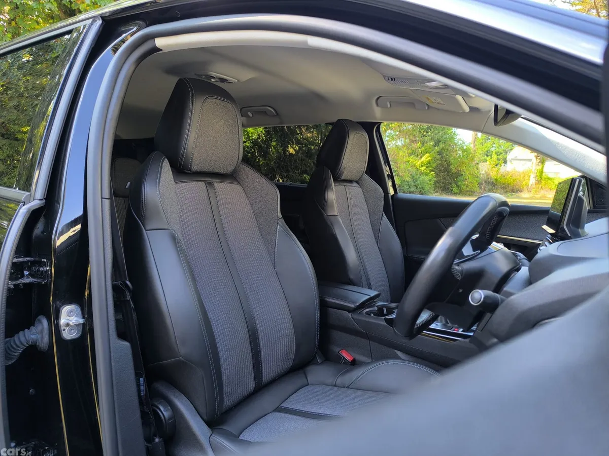 Peugeot 5008 MPV, Diesel, 2022, Black