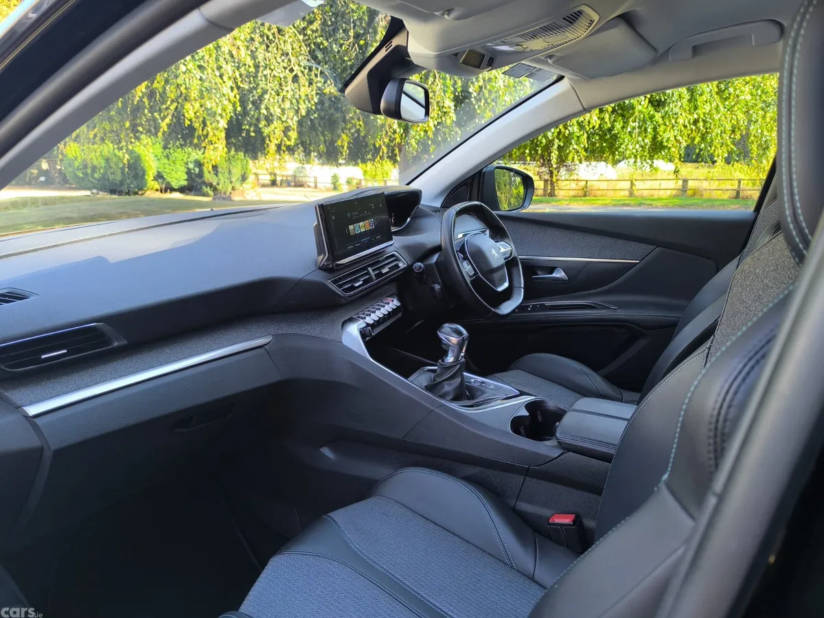 Peugeot 5008 MPV, Diesel, 2022, Black