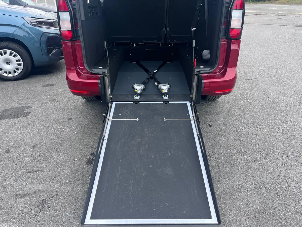Ford Tourneo Connect MPV, Diesel, 2025, Red