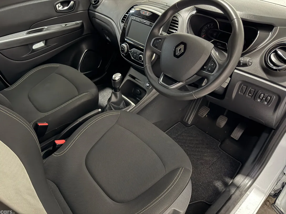 Renault Captur Hatchback, Petrol, 2021, White