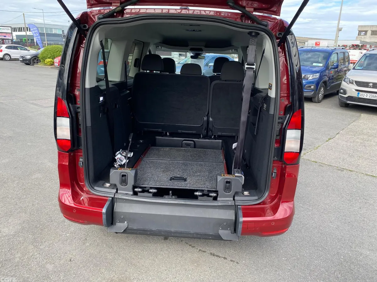 Ford Tourneo Connect MPV, Diesel, 2023, Red