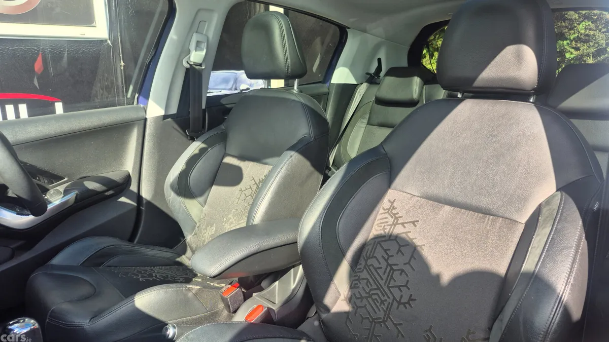 Peugeot 208 Hatchback, Petrol, 2013, Blue