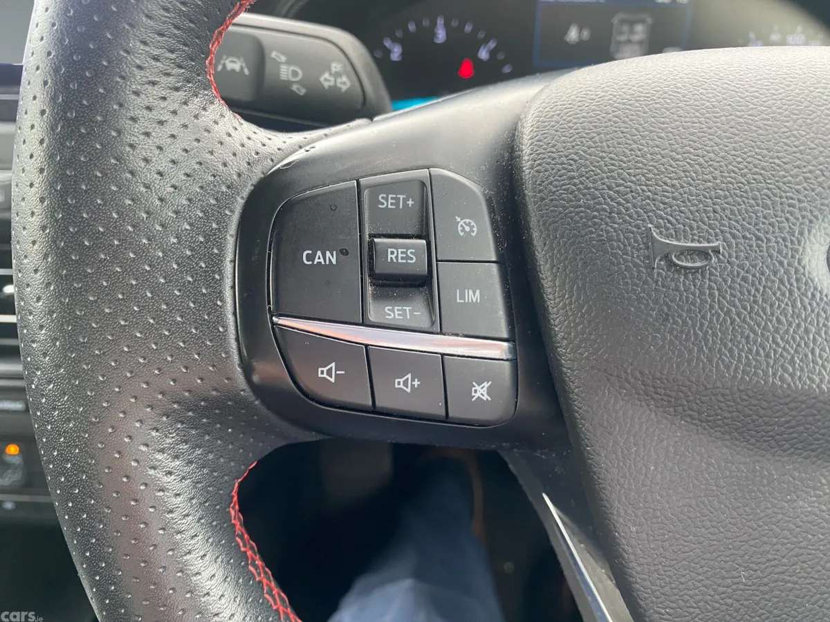 Ford Focus Hatchback, Diesel, 2021, Red