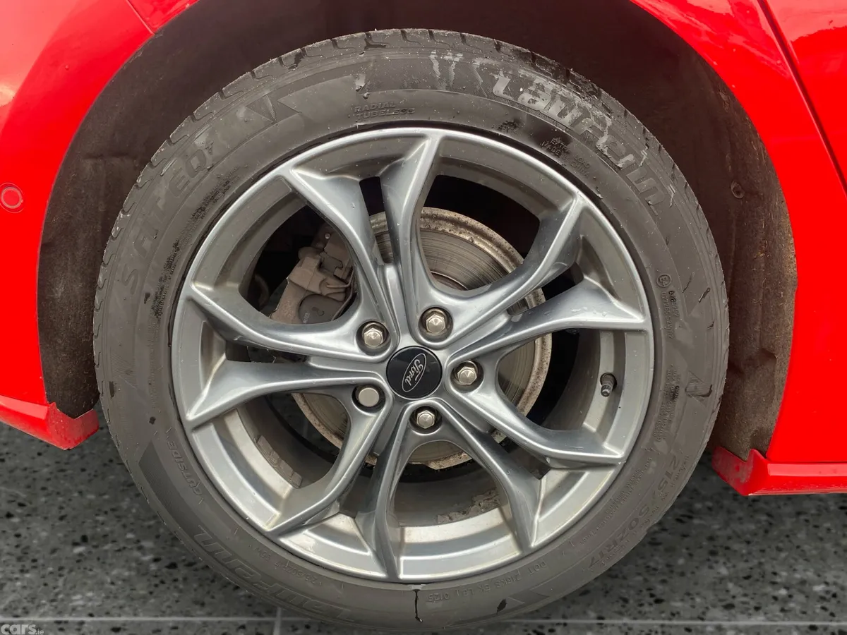Ford Focus Hatchback, Diesel, 2021, Red