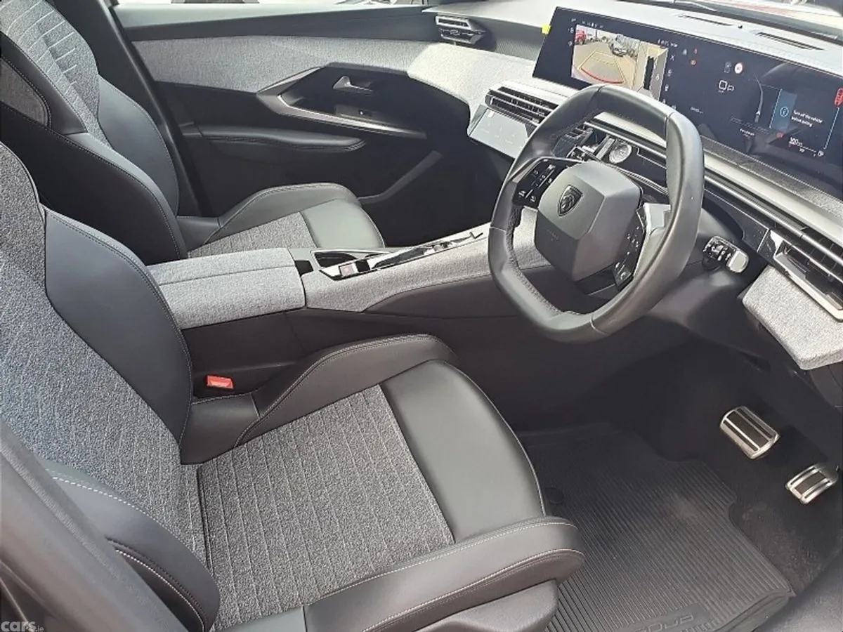 Peugeot 5008 MPV, Petrol, 2026, Grey
