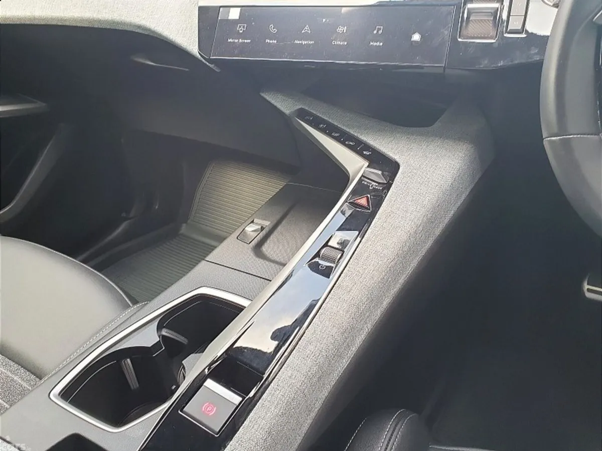 Peugeot 5008 MPV, Petrol, 2026, Grey