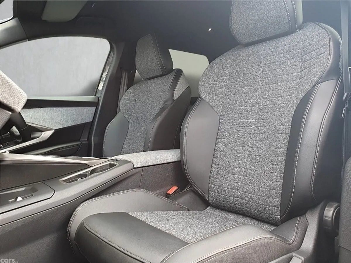 Peugeot 5008 MPV, Petrol, 2026, Grey