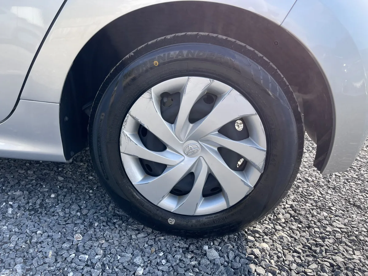 Toyota Yaris Hatchback, Petrol Hybrid, 2021, Silver