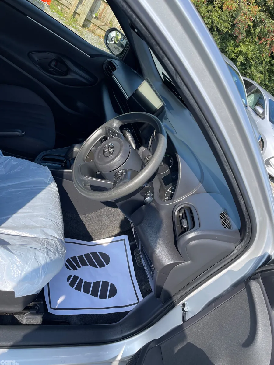 Toyota Yaris Hatchback, Petrol Hybrid, 2021, Silver