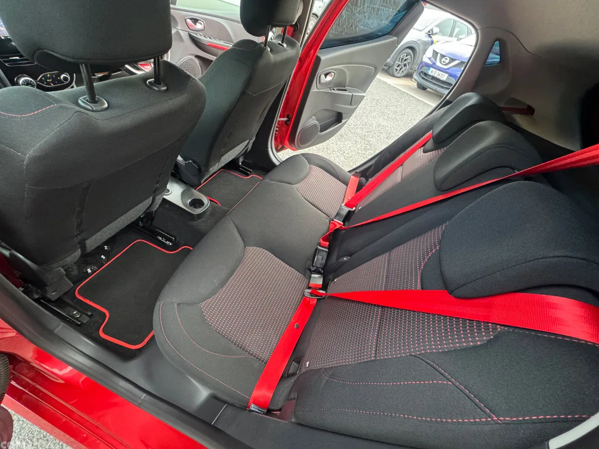 Renault Clio Hatchback, Petrol, 2015, Red