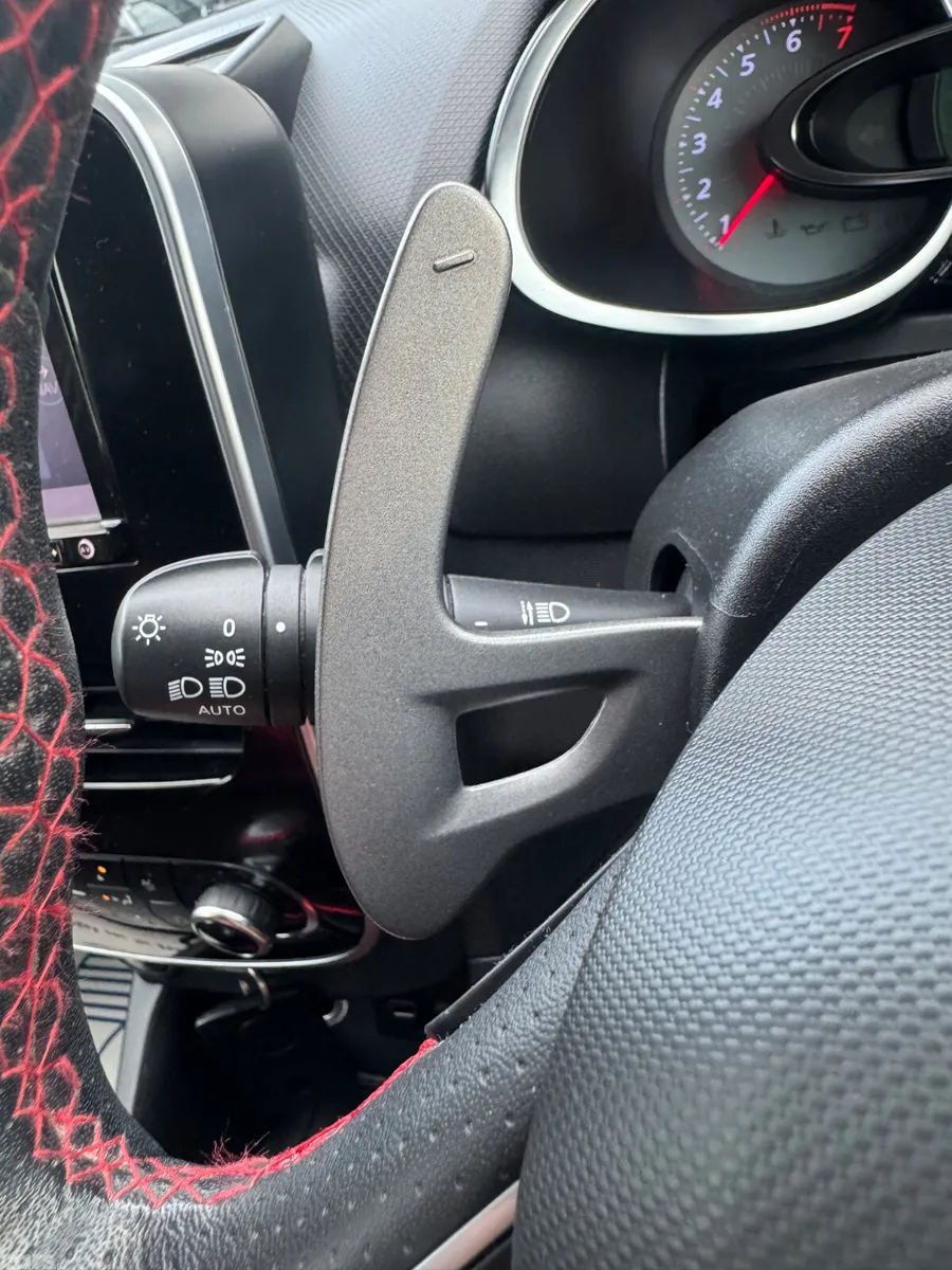 Renault Clio Hatchback, Petrol, 2015, Red