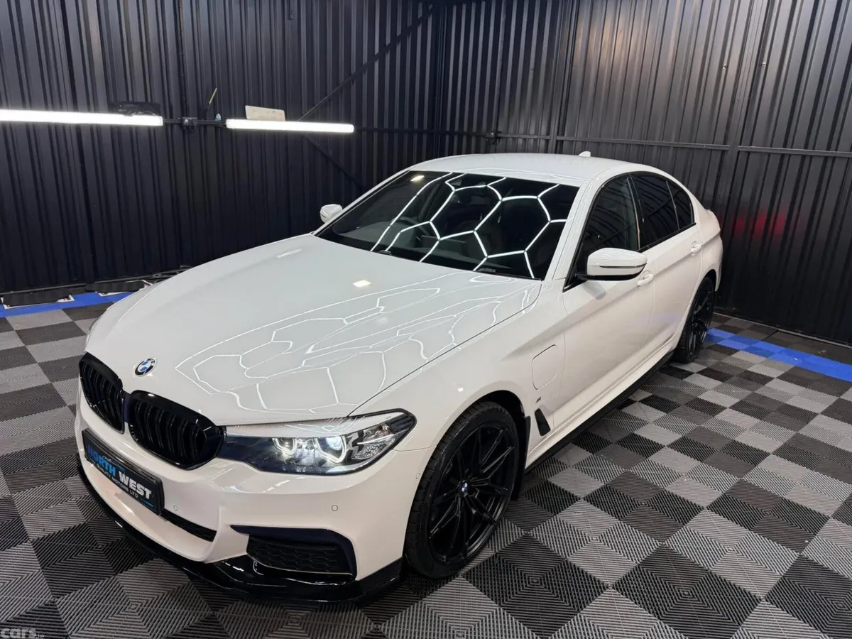 BMW 5-Series Saloon, Petrol Hybrid, 2019, White
