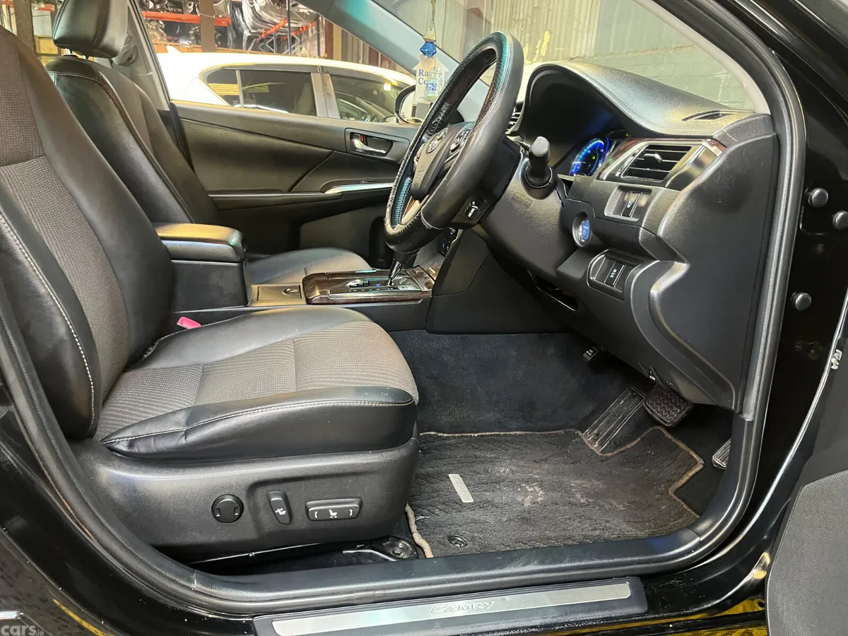 Toyota Camry Saloon, Petrol Hybrid, 2015, Black