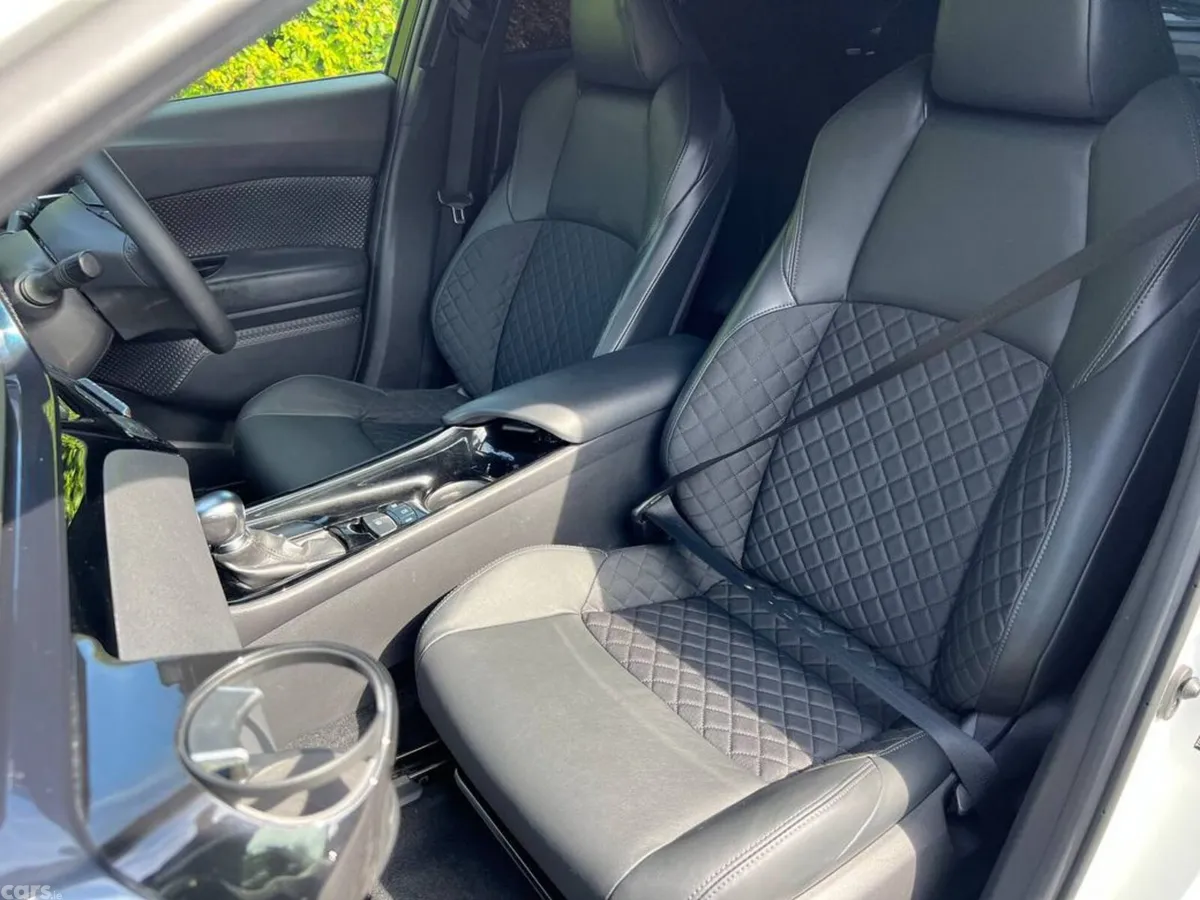 Toyota C-HR SUV, Petrol Hybrid, 2021, White