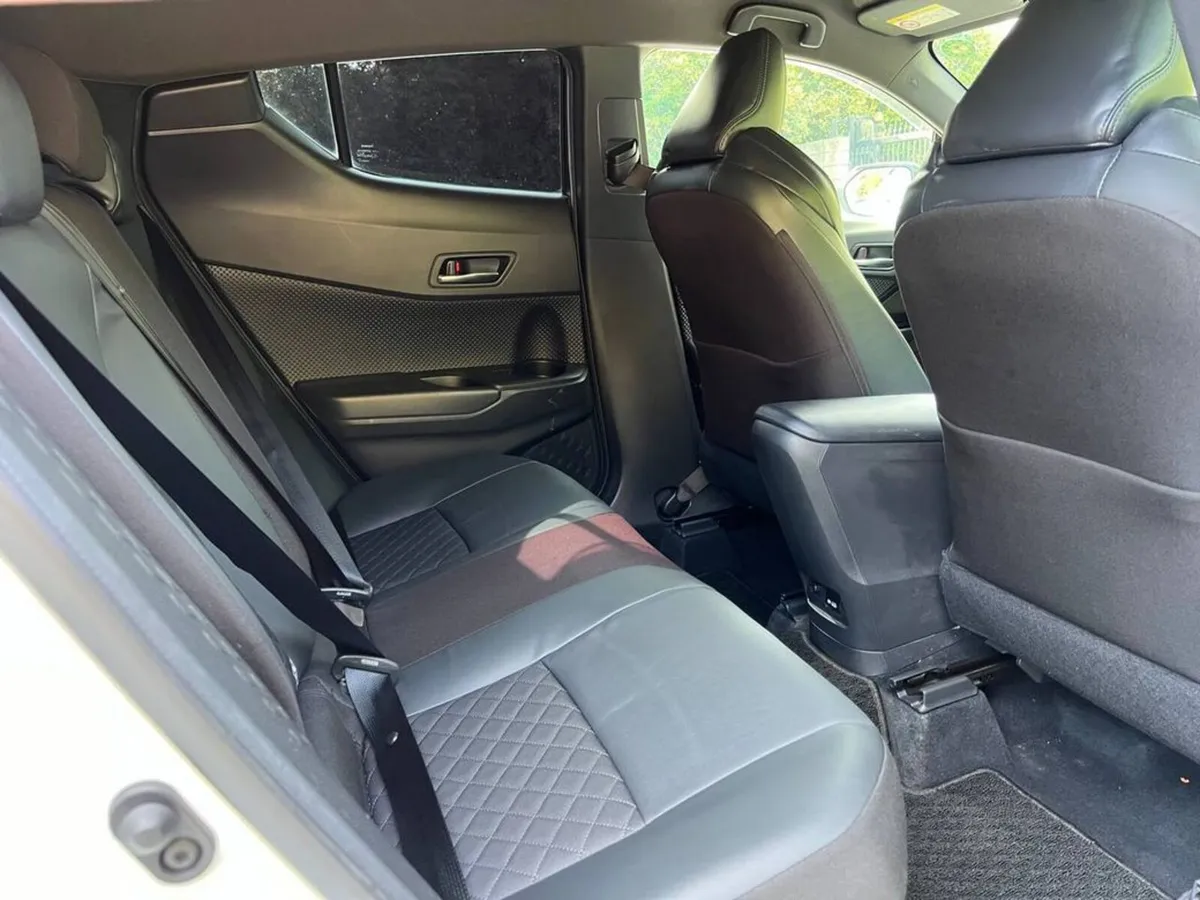 Toyota C-HR SUV, Petrol Hybrid, 2021, White