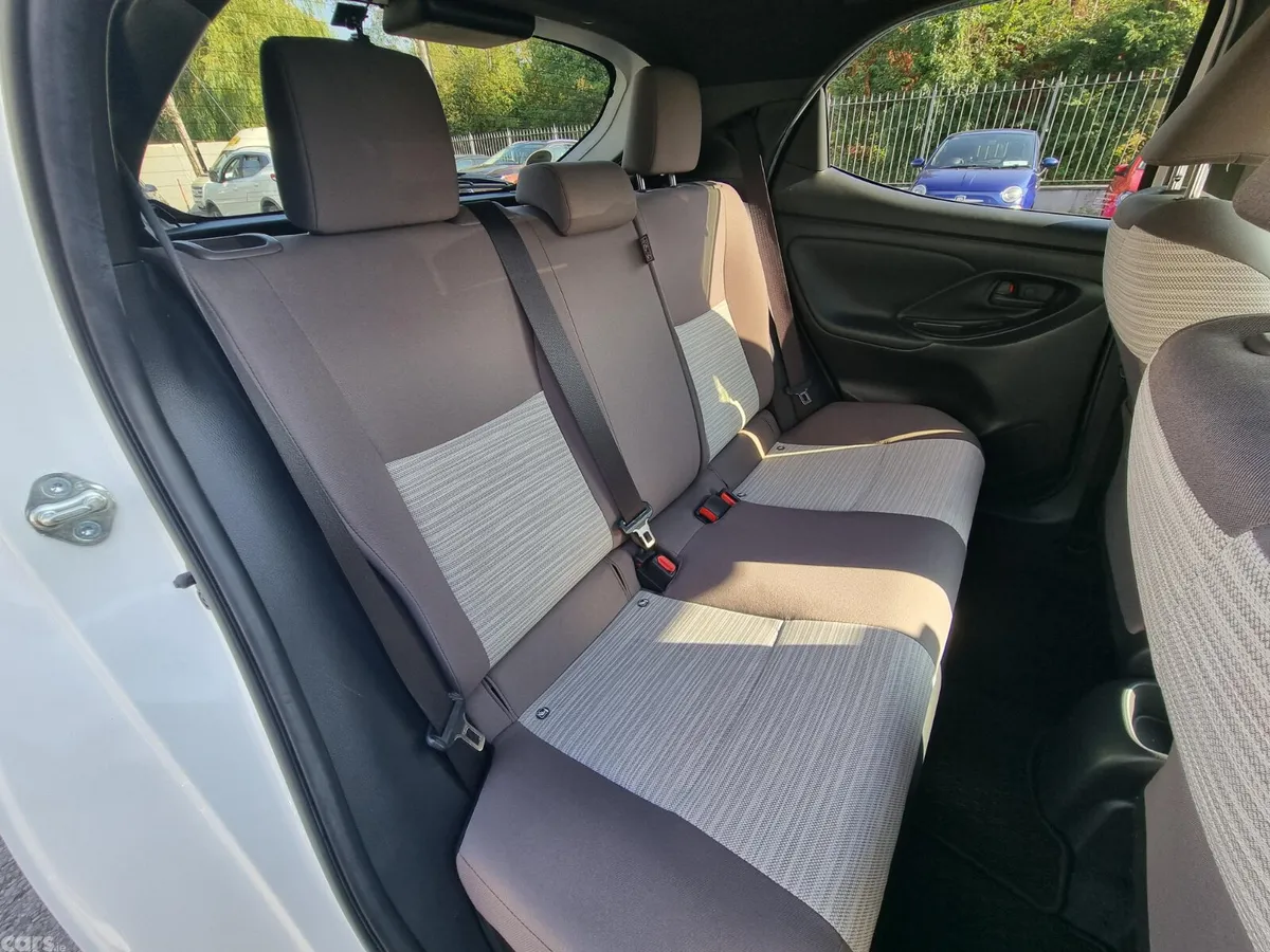 Toyota Yaris Hatchback, Petrol Hybrid, 2020, White