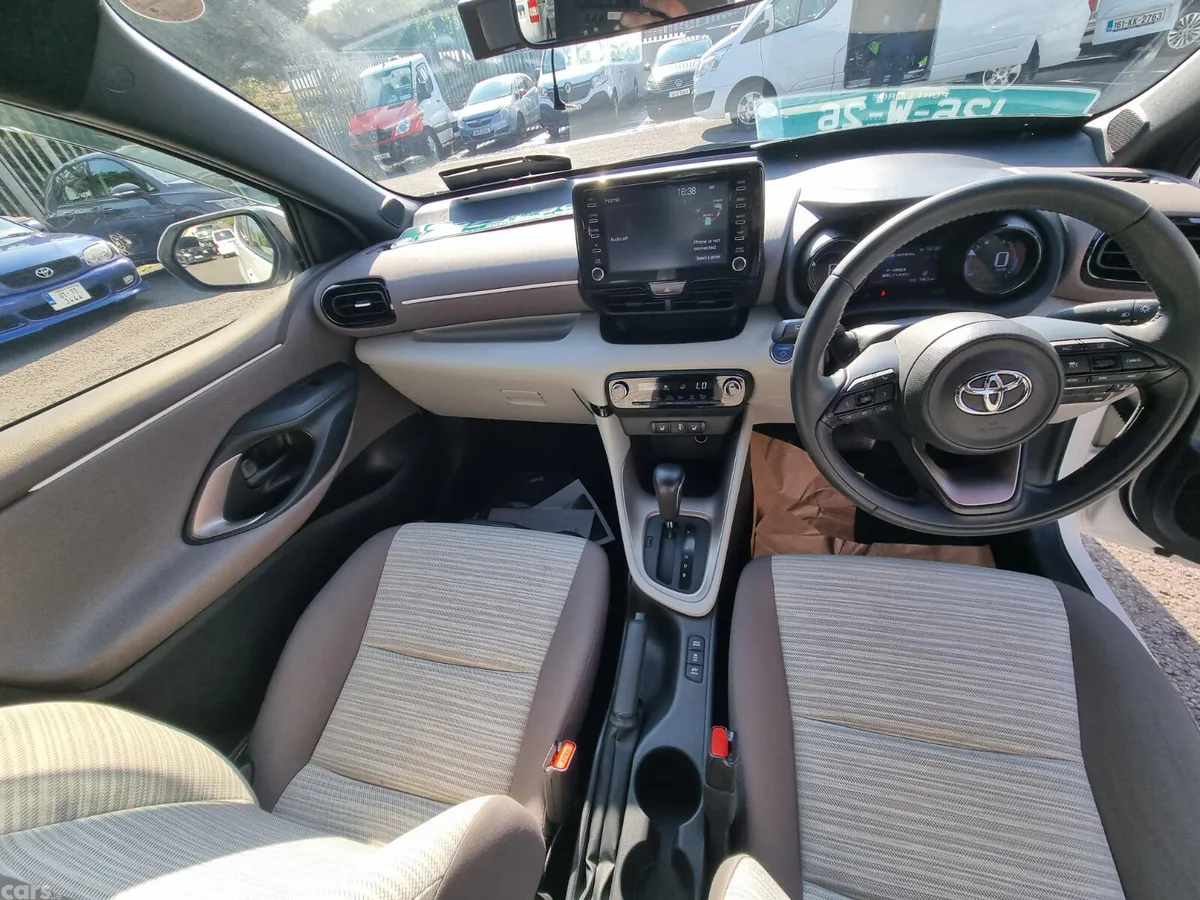 Toyota Yaris Hatchback, Petrol Hybrid, 2020, White