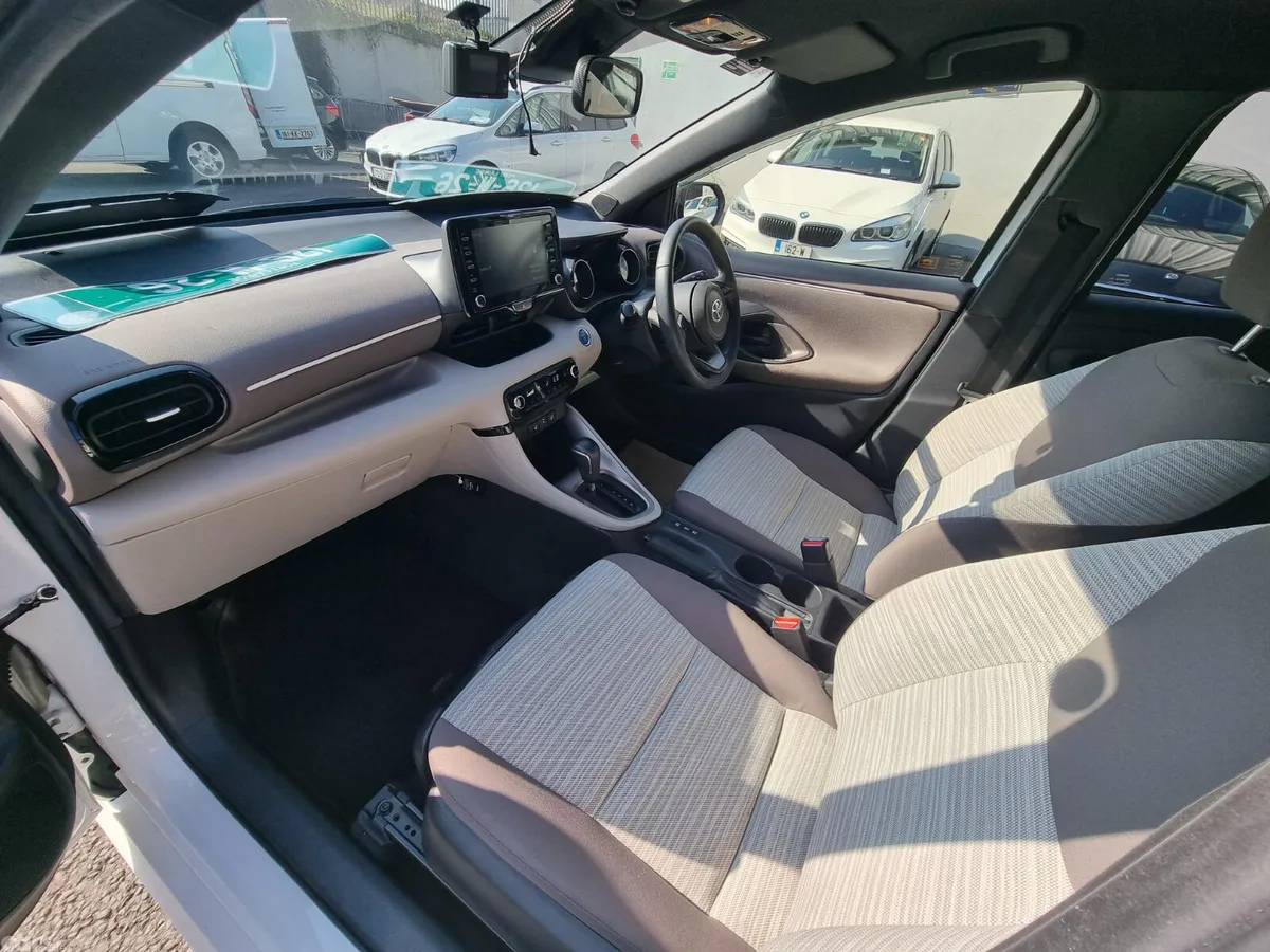Toyota Yaris Hatchback, Petrol Hybrid, 2020, White