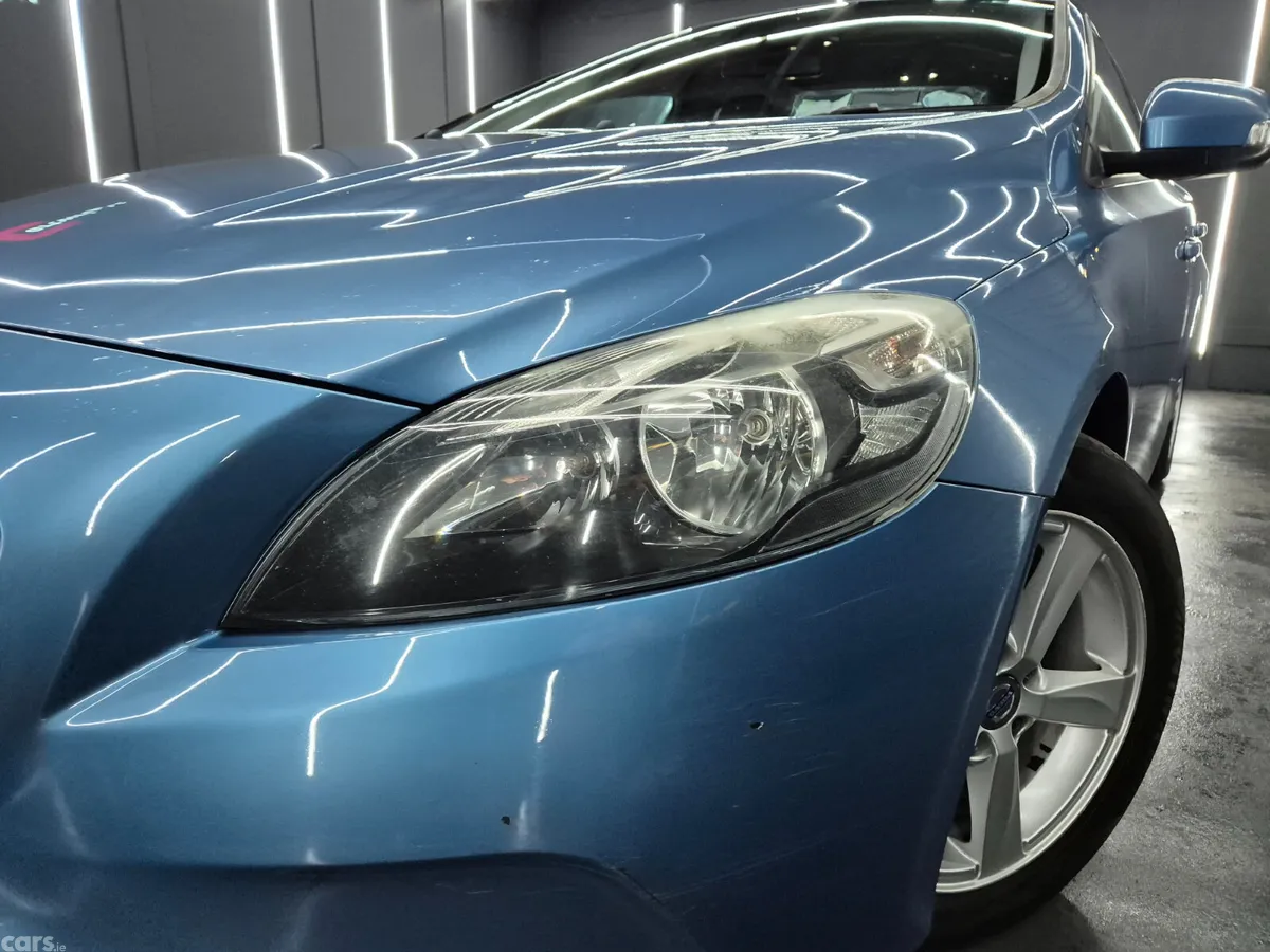 Volvo V40 Hatchback, Diesel, 2014, Blue