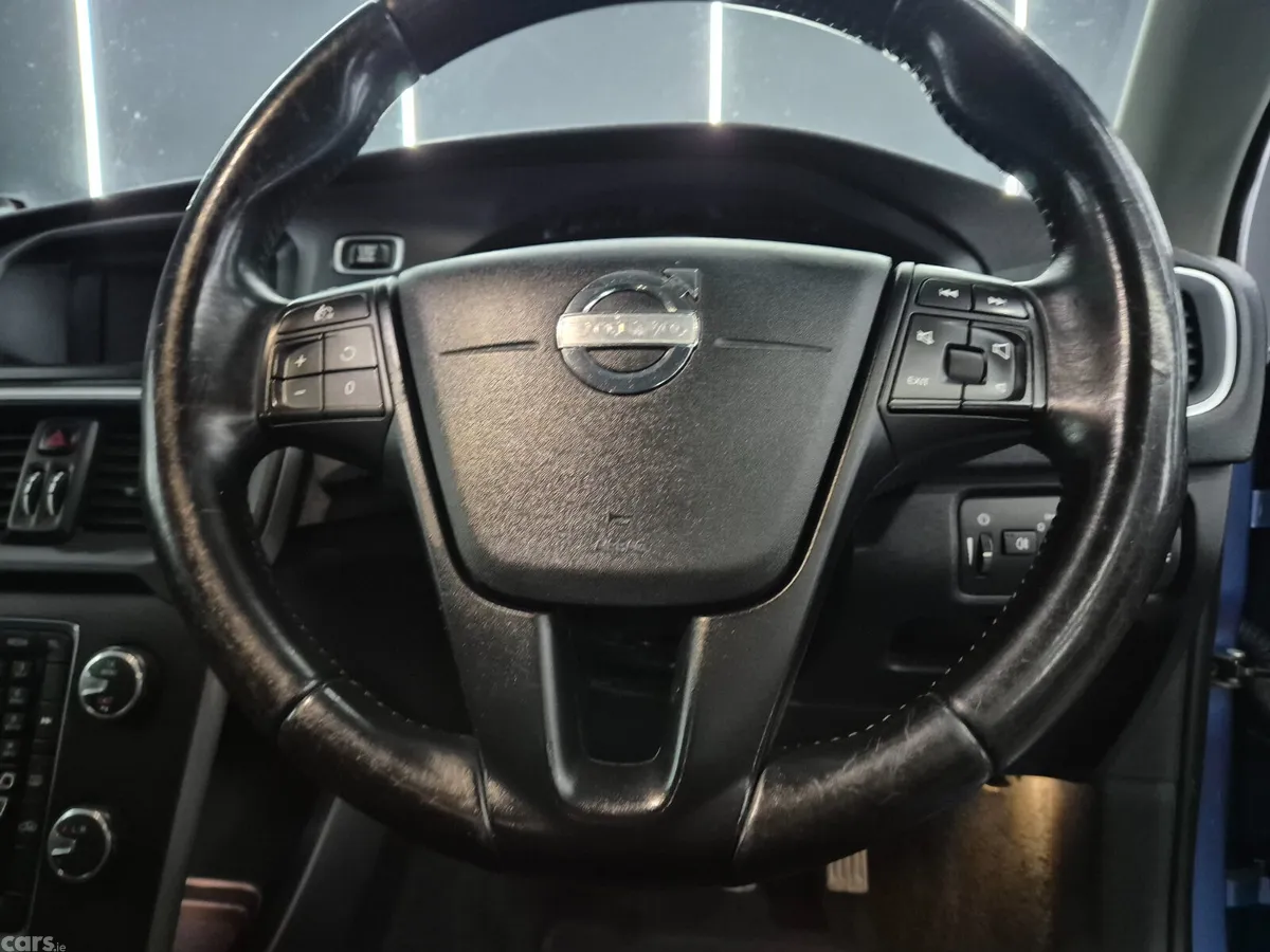 Volvo V40 Hatchback, Diesel, 2014, Blue