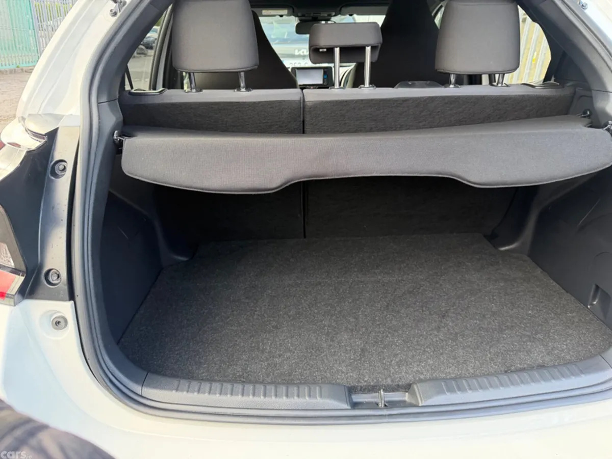 Toyota Yaris Hatchback, Petrol Hybrid, 2024, White