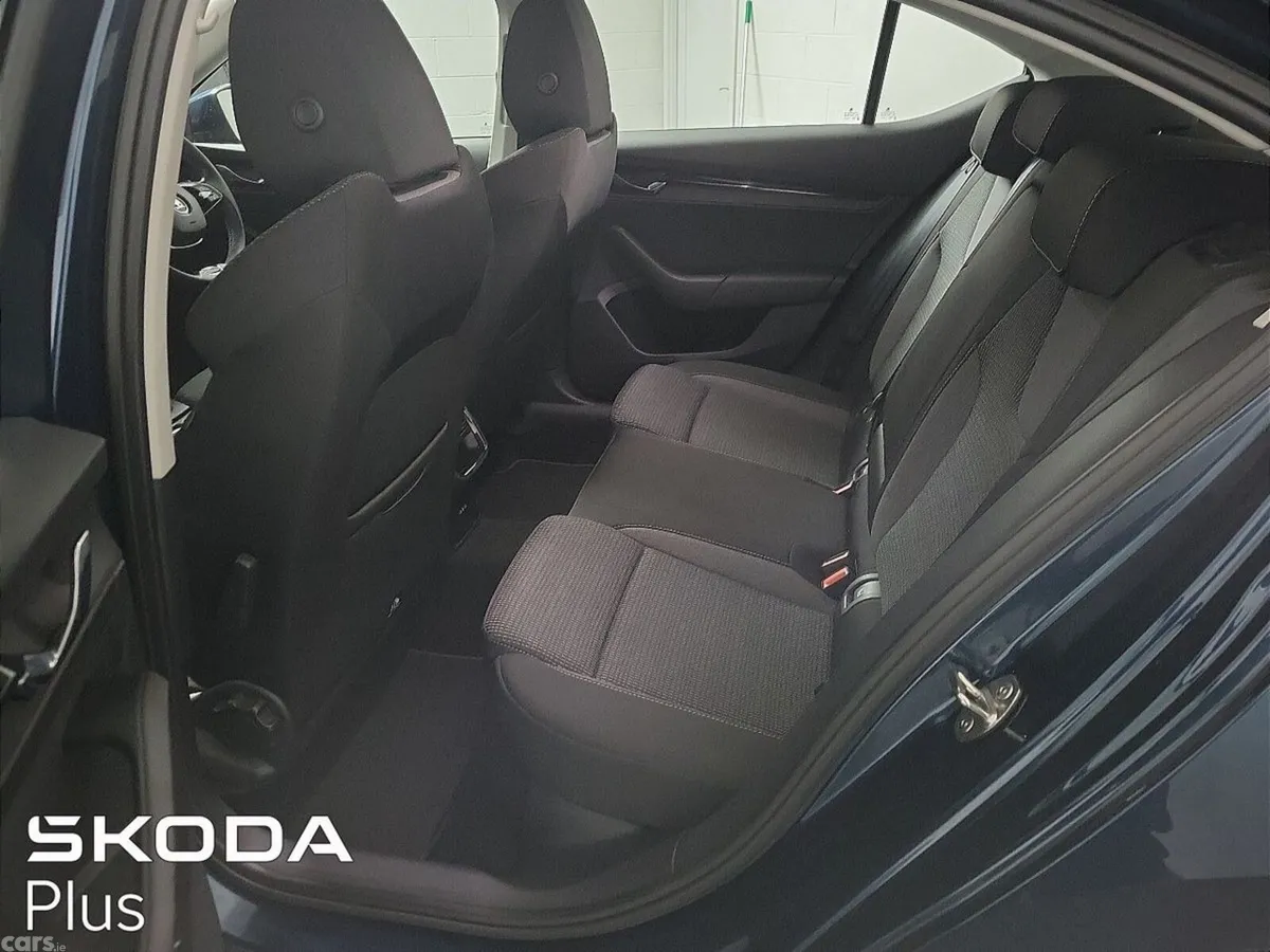 Skoda Octavia Saloon, Diesel, 2023, Blue