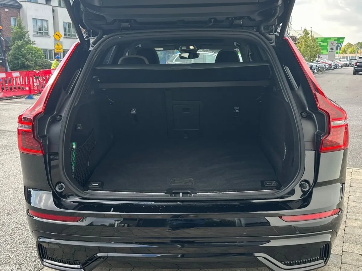 Volvo XC60 SUV, Petrol Plug-in Hybrid, 2026, Black