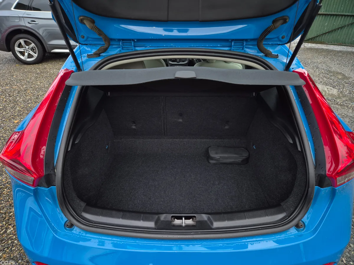 Volvo V40 Hatchback, Diesel, 2016, Blue
