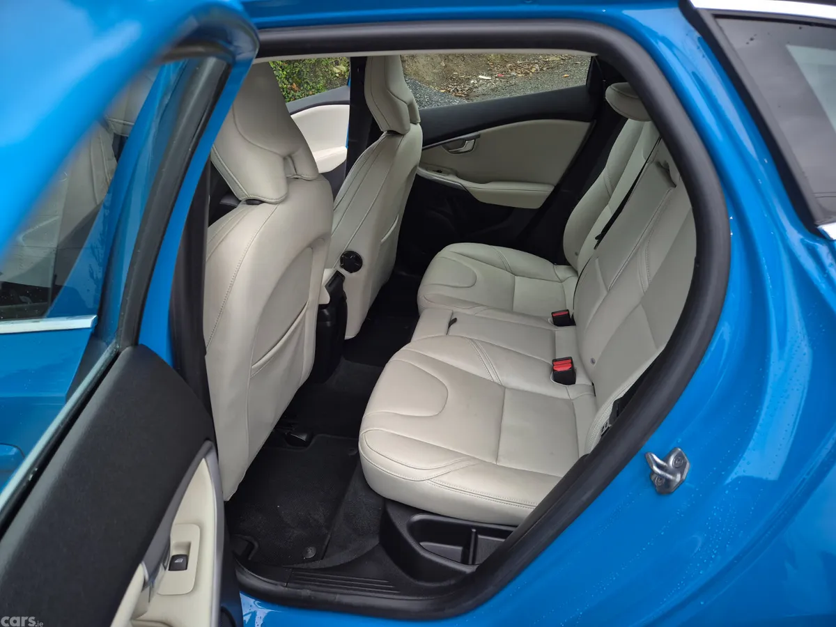 Volvo V40 Hatchback, Diesel, 2016, Blue
