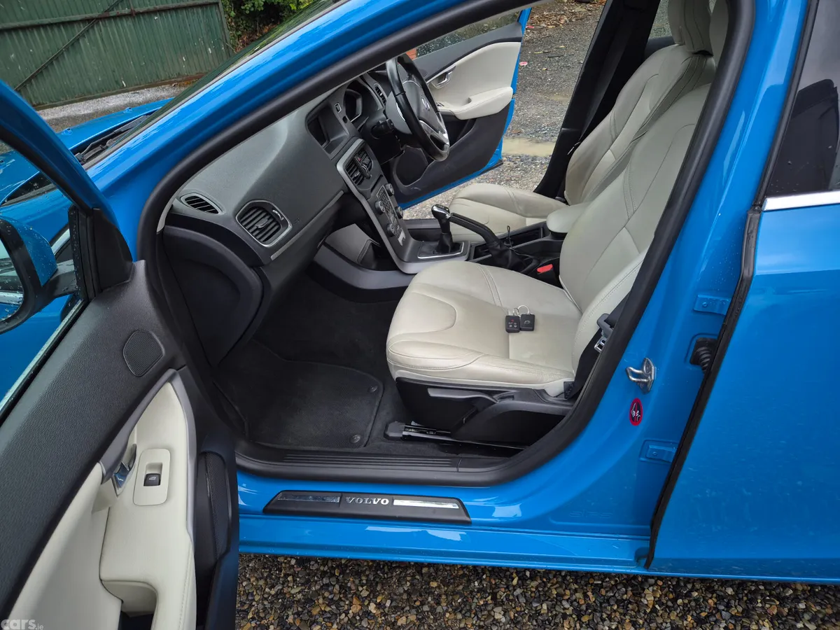 Volvo V40 Hatchback, Diesel, 2016, Blue