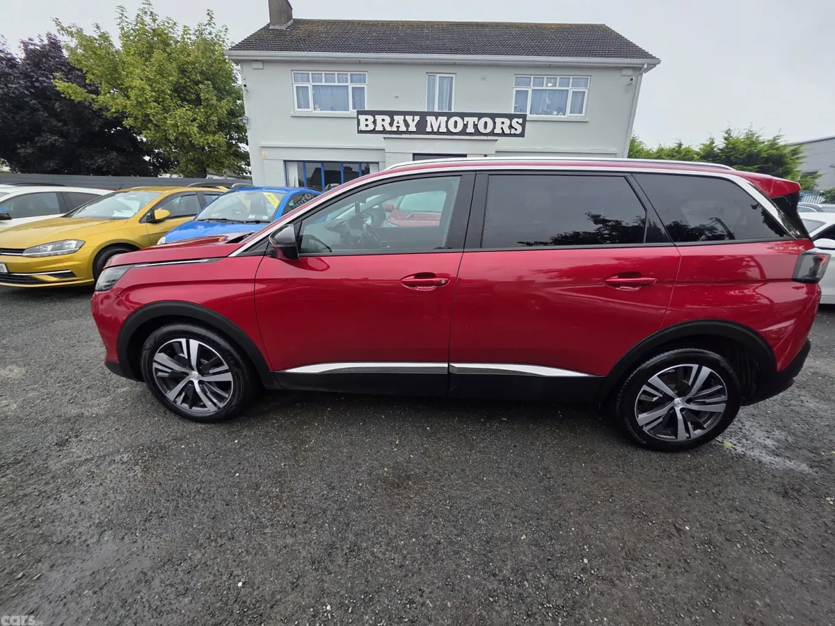 Peugeot 5008 MPV, Diesel, 2022, Red