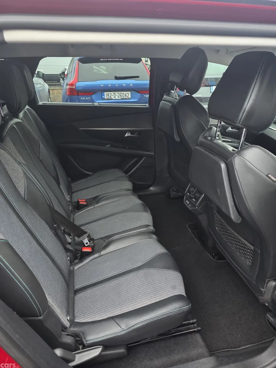 Peugeot 5008 MPV, Diesel, 2022, Red