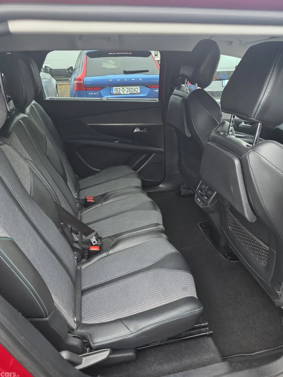 Peugeot 5008 MPV, Diesel, 2022, Red