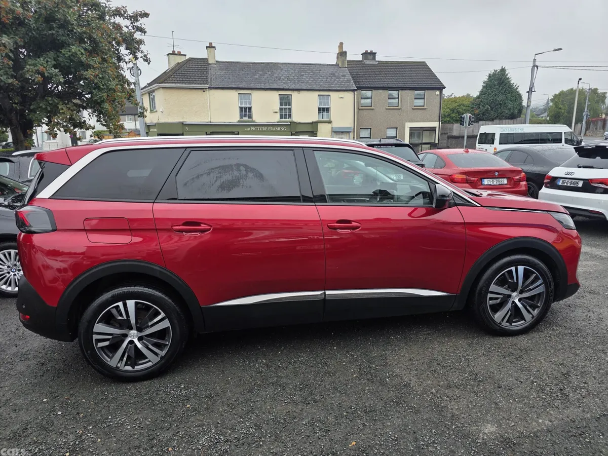 Peugeot 5008 MPV, Diesel, 2022, Red