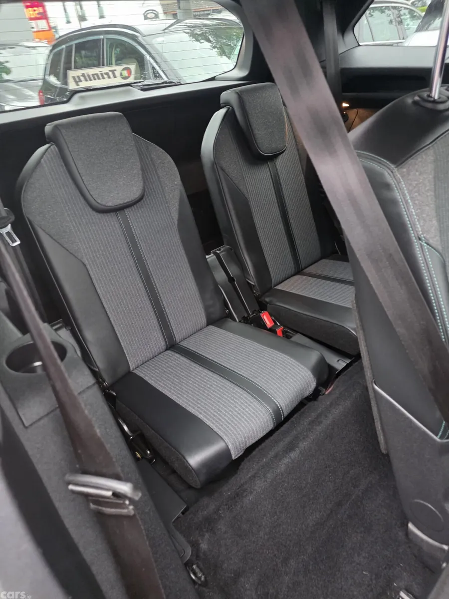 Peugeot 5008 MPV, Diesel, 2022, Red
