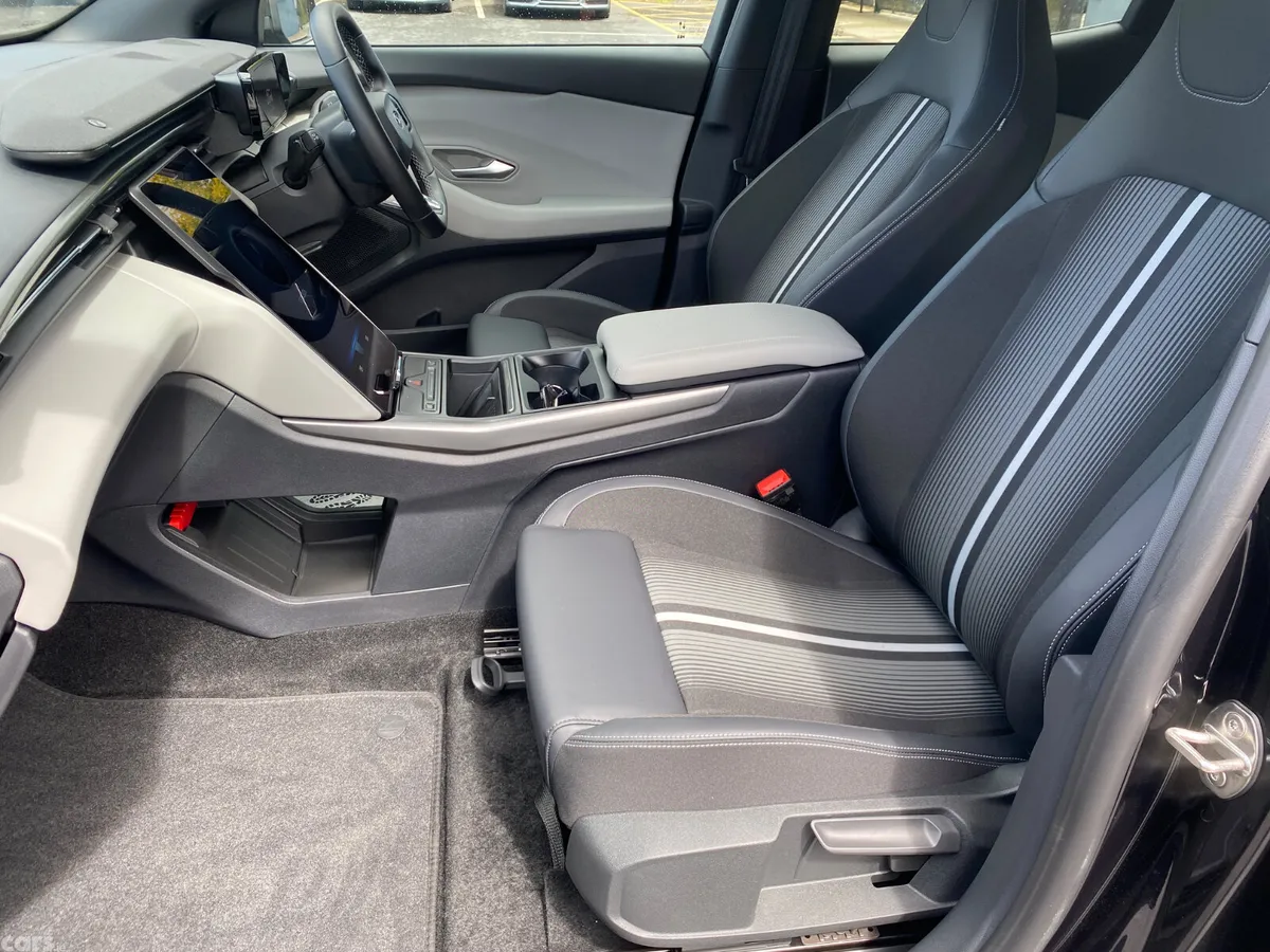 Ford Capri SUV, Electric, 2025, Black