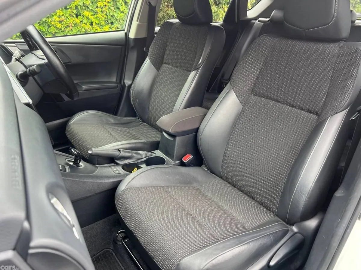 Toyota Auris Hatchback, Petrol Hybrid, 2017, White