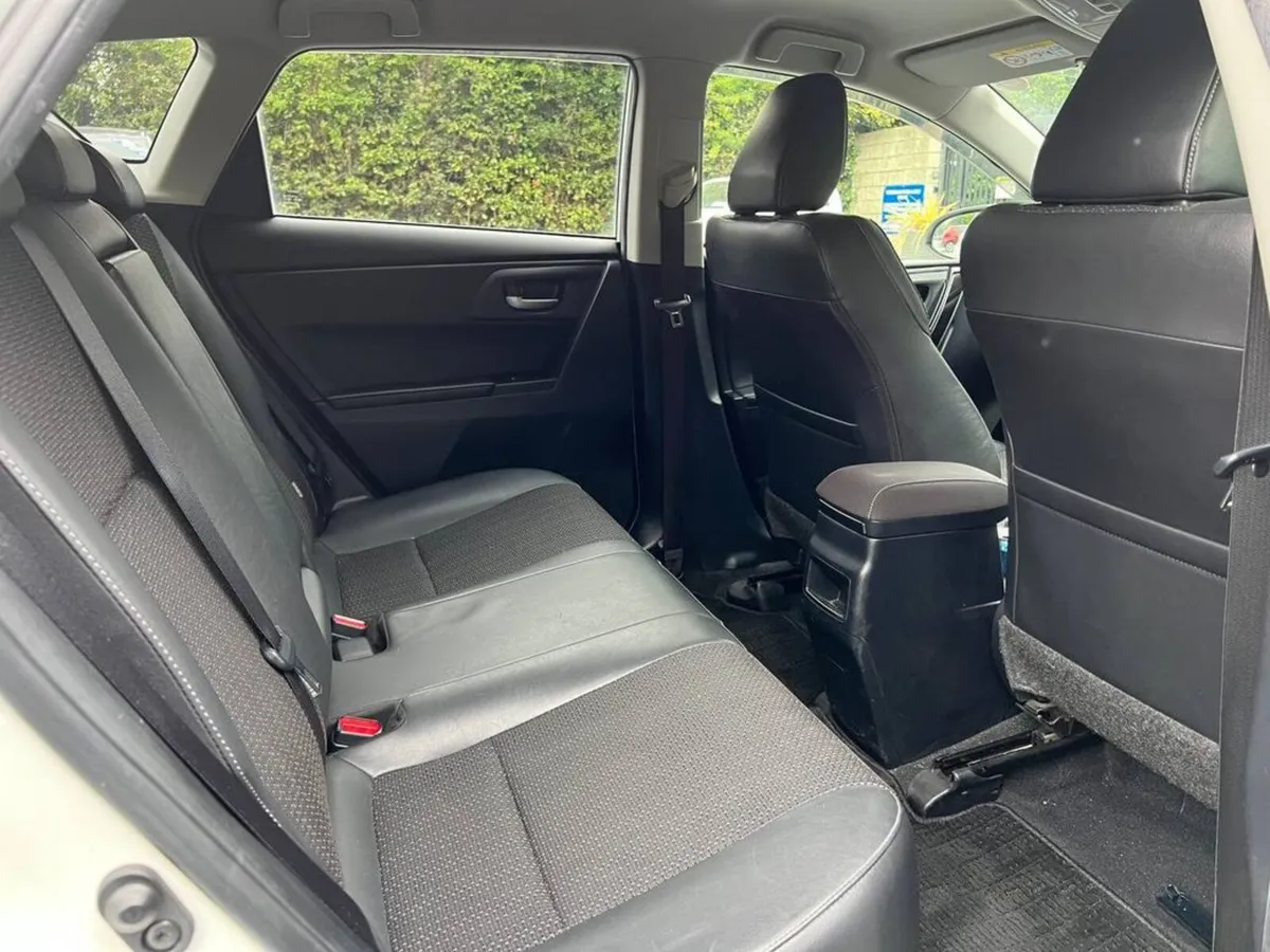 Toyota Auris Hatchback, Petrol Hybrid, 2017, White