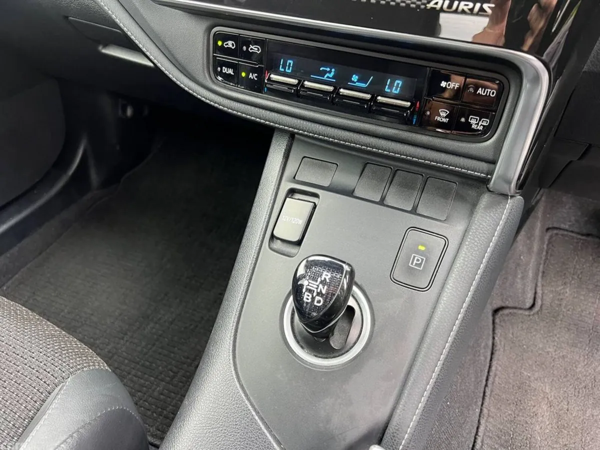 Toyota Auris Hatchback, Petrol Hybrid, 2017, White