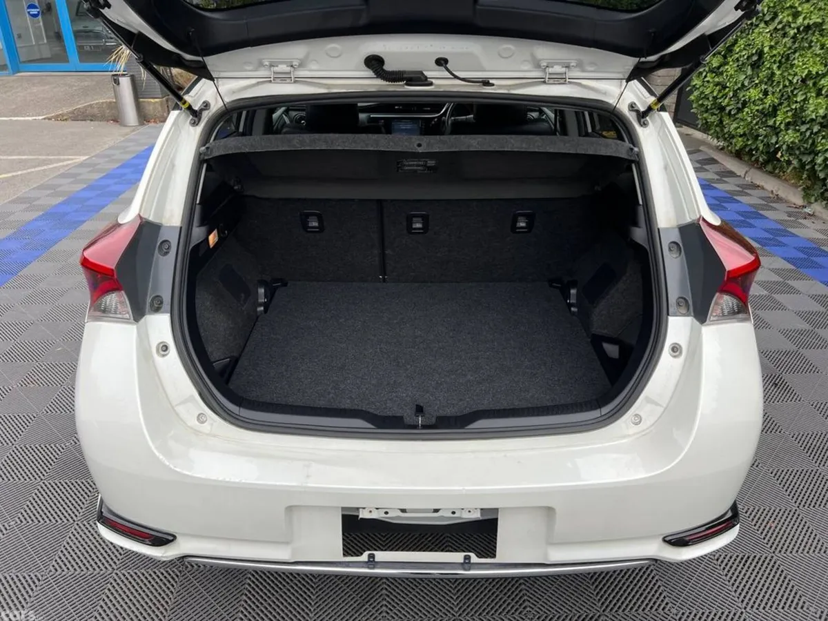 Toyota Auris Hatchback, Petrol Hybrid, 2017, White