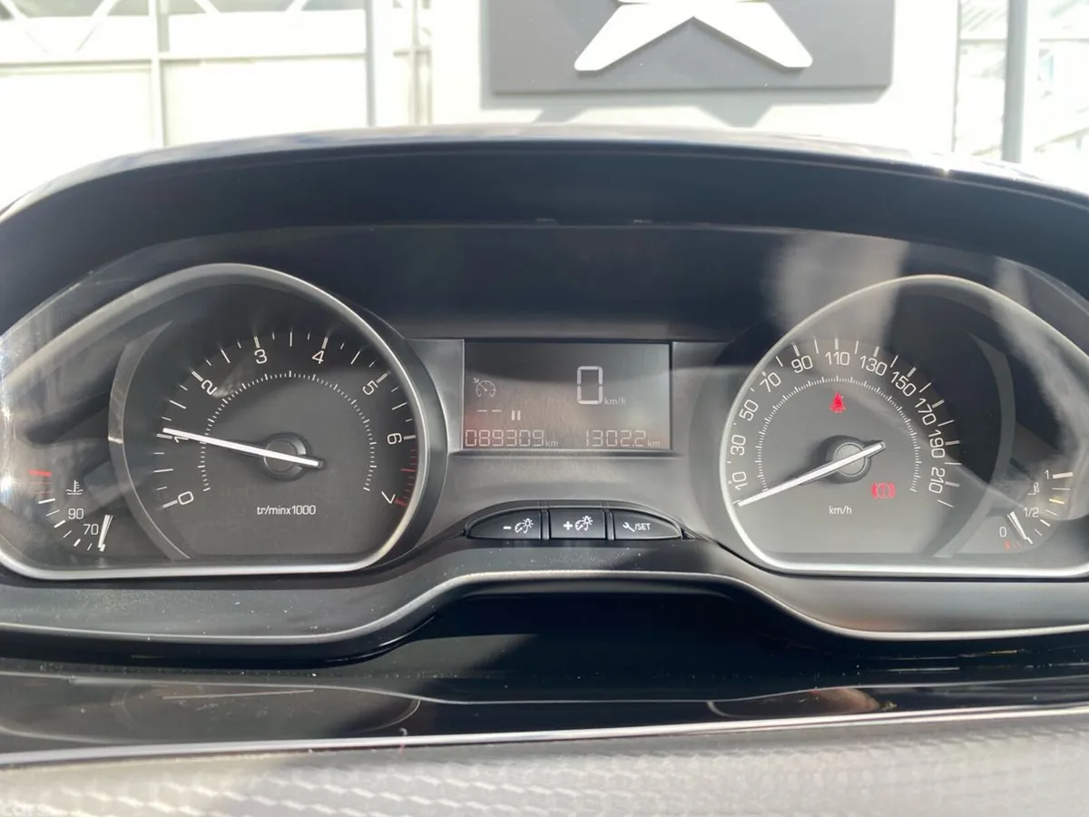 Peugeot 208 Hatchback, Petrol, 2019, White
