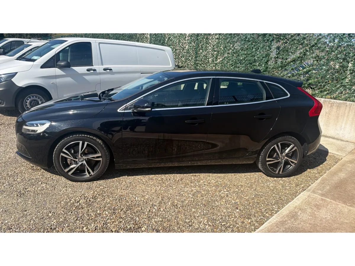 Volvo V40 Hatchback, Diesel, 2018, Black
